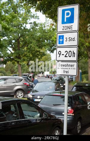 Panneau « zone de stationnement des résidents » devant les chemins bloqués près de l'aéroport de Hambourg Banque D'Images