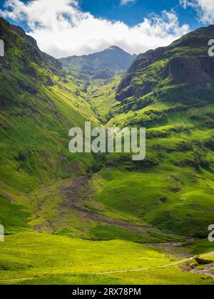 La vue sur les collines spectaculaires du sud de Glen COE depuis le point de vue des trois Sœurs Banque D'Images