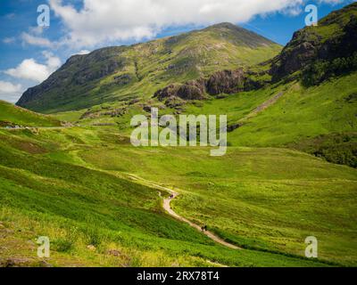 La vue sur les collines spectaculaires du sud de Glen COE depuis le point de vue des trois Sœurs Banque D'Images