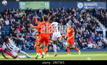 West Bromwich, Royaume-Uni. 23 septembre 2023. Brandon Thomas-Asante, de West Bromwich Albion, dirige le ballon au but lors de l'EFL Sky Bet Championship match entre West Bromwich Albion et Millwall aux Hawthorns, West Bromwich, Angleterre le 23 septembre 2023. Photo de Stuart Leggett. Usage éditorial uniquement, licence requise pour un usage commercial. Aucune utilisation dans les Paris, les jeux ou les publications d'un seul club/ligue/joueur. Crédit : UK Sports pics Ltd/Alamy Live News Banque D'Images