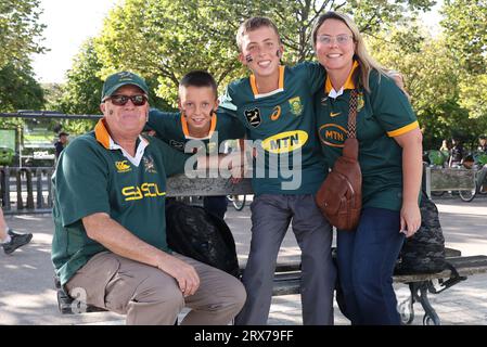 Les supporters sud-africains arrivent avant la coupe du monde de rugby 2023, poule B match au Stade de France à Paris, France. Date de la photo : Samedi 23 septembre 2023. Banque D'Images