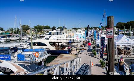 NORWALK, CT États-Unis - 21 SEPTEMBRE 2023 : vue depuis le quai Une entrée au salon nautique Norwalk lors de la Journée de la presse Banque D'Images