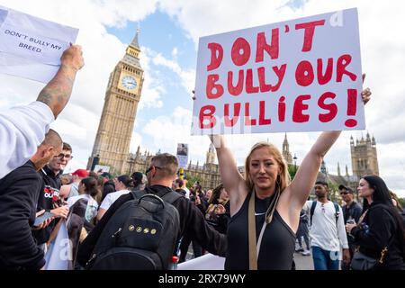 Londres, Royaume-Uni. 23 septembre 2023. Les gens prennent part à une manifestation Save XL Bully Dogs sur la place du Parlement. Les participants protestent contre l'intention de Rishi Sunak, Premier ministre, d'interdire la race XL Bully, suite aux blessures et décès récemment causés par des attaques de ces chiens. Crédit : Stephen Chung / Alamy Live News Banque D'Images