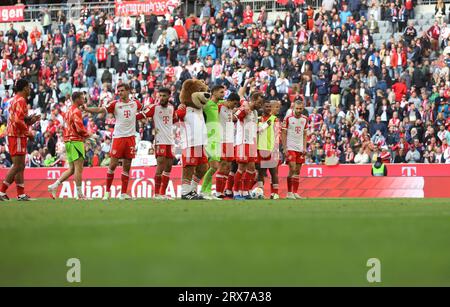 München, Deutschland 23. Septembre 2023 : Fussball, Herren, Bundesliga, saison 2023/2024, FC Bayern München - VFL Bochum, Allianz Arena Die Mannschaft des FC Bayern München feiert nach dem Spiel vor der Südkurve BEI den fans, Jubel DFB interdit toute utilisation de photographies comme séquences d'images et/ou quasi-vidéo Banque D'Images