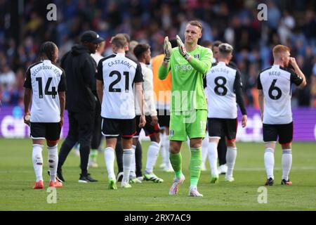 Le gardien de but de Fulham Bernd Leno applaudit les supporters après le match de Premier League à Selhurst Park, Londres. Date de la photo : Samedi 23 septembre 2023. Banque D'Images