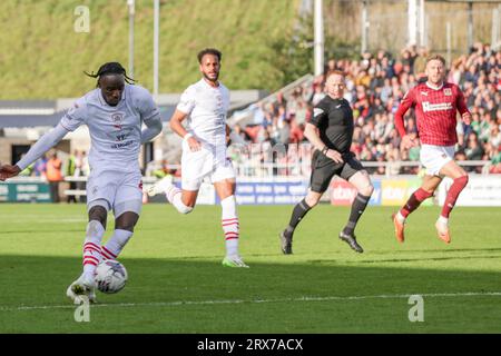 Devante Cole marque pour Barnsley, afin de prolonger leur avance de 2 à 0 contre Northampton Town, lors de la seconde moitié du match Sky Bet League 1 entre Northampton Town et Barnsley au PTS Academy Stadium, Northampton le samedi 23 septembre 2023. (Photo : John Cripps | MI News) crédit : MI News & Sport / Alamy Live News Banque D'Images