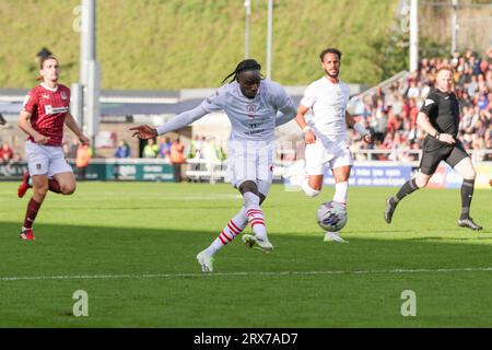 Devante Cole marque pour Barnsley, afin de prolonger leur avance de 2 à 0 contre Northampton Town, lors de la seconde moitié du match Sky Bet League 1 entre Northampton Town et Barnsley au PTS Academy Stadium, Northampton le samedi 23 septembre 2023. (Photo : John Cripps | MI News) crédit : MI News & Sport / Alamy Live News Banque D'Images