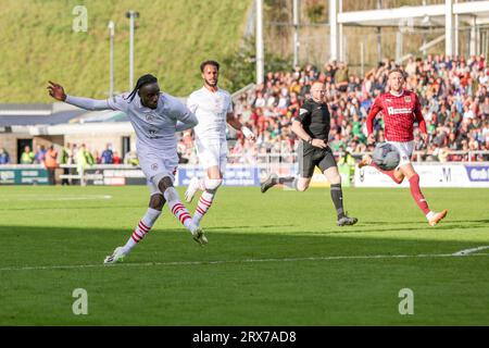 Devante Cole marque pour Barnsley, afin de prolonger leur avance de 2 à 0 contre Northampton Town, lors de la seconde moitié du match Sky Bet League 1 entre Northampton Town et Barnsley au PTS Academy Stadium, Northampton le samedi 23 septembre 2023. (Photo : John Cripps | MI News) crédit : MI News & Sport / Alamy Live News Banque D'Images