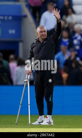 Nigel Pearson, entraîneur de Bristol City, fait signe aux fans de Leicester City après le match du championnat Sky Bet au King Power Stadium, Leicester. Date de la photo : Samedi 23 septembre 2023. Banque D'Images