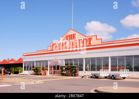 Entrée principale d'un magasin Home Depot local avec un ciel bleu magnifique. Banque D'Images