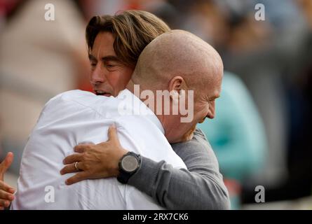 Le Manager d'Everton, Sean Dyche (à gauche) et le Manager de Brentford, Thomas Frank, se saluent avant le match de Premier League au Gtech Community Stadium, à Londres. Date de la photo : Samedi 23 septembre 2023. Banque D'Images