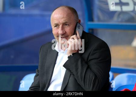 Birkenhead, Royaume-Uni. 23 septembre 2023. John Coleman, le directeur d'Accrington Stanley, est assis dans le pige tout en parlant sur son téléphone portable. EFL Skybet football League Two Match, Tranmere Rovers contre Accrington Stanley à Prenton Park, Birkenhead, Wirral le samedi 23 septembre 2023. Cette image ne peut être utilisée qu'à des fins éditoriales. Usage éditorial uniquement, .pic par Chris Stading/ crédit : Andrew Orchard photographie sportive/Alamy Live News Banque D'Images