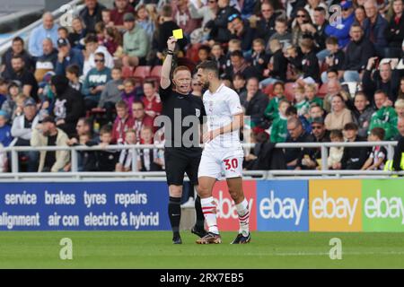 L'arbitre Alan Young montre un carton jaune à Adam Phillips de Barnsley lors de la première moitié du match de Sky Bet League 1 entre Northampton Town et Barnsley au PTS Academy Stadium, Northampton le samedi 23 septembre 2023. (Photo : John Cripps | MI News) crédit : MI News & Sport / Alamy Live News Banque D'Images