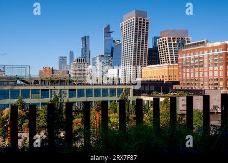 New York City, Manhattan paysage avec des formes uniques bâtiments nommés Hell's Kitchen. Pier 88 au premier plan. Banque D'Images