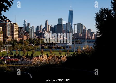 Vue de Little Island est sur Hudson River Park, Pier 55 à Manhattan. Il y a un grand espace piublic ce qui est visitable gratuitement. Ciel emblématique de Manhattan Banque D'Images