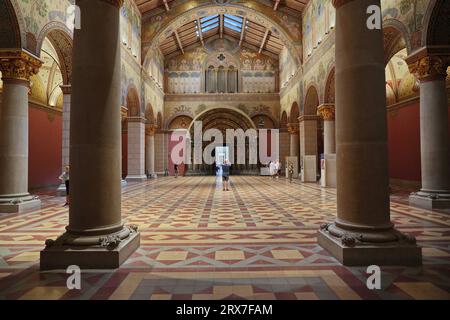 Budapest, Hongrie - 22 août 2023 : intérieur du Musée des Beaux-Arts, salle romane Banque D'Images