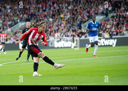 Londres, Royaume-Uni. 23 septembre 2023 ; Gtech Community Stadium, Brentford, Londres, Angleterre; premier League football, Brentford contre Everton ; Mathias Jensen de Brentford tire et marque 1-1 à la 28e minute crédit : action plus Sports Images/Alamy Live News Banque D'Images