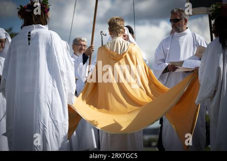 Londres, Royaume-Uni. 23 septembre 2023. L'ordre des druides britanniques célèbre l'équinoxe d'automne (Alban Elued) avec une cérémonie au sommet de Primrose Hill à Londres portant leurs tenues traditionnelles. Ils organisent des célébrations similaires au Royaume-Uni depuis plus de 100 ans. (Image de crédit : © Velar Grant/ZUMA Press Wire) USAGE ÉDITORIAL SEULEMENT! Non destiné à UN USAGE commercial ! Banque D'Images