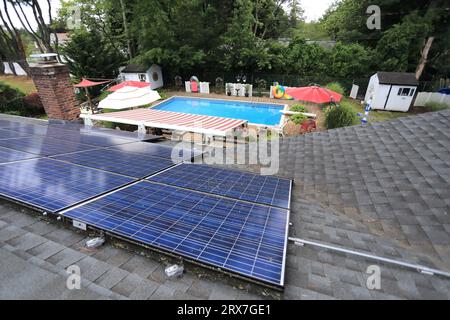 Panneaux solaires sur le toit de la maison résidentielle, long Island, NY Banque D'Images