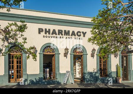 San Jose del Cabo Centro, Mexique - 16 juillet 2023 : pharmacie, souvenirs et plus de façade de magasin de détail sous ciel bleu. Feuillage vert. Banque D'Images