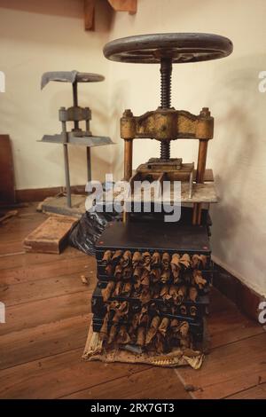 Procédé de fabrication de cigares traditionnels à partir de feuilles de tabac avec les mains à l'aide d'un dispositif mécanique et d'une presse. Feuilles de tabac pour la fabrication de cigares. Gros plan Banque D'Images