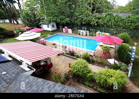 Piscine creusée dans la cour arrière et patio, long Island, NY Banque D'Images