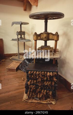 Procédé de fabrication de cigares traditionnels à partir de feuilles de tabac avec les mains à l'aide d'un dispositif mécanique et d'une presse. Feuilles de tabac pour la fabrication de cigares. Gros plan Banque D'Images