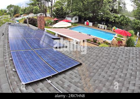 Panneaux solaires sur le toit sur la maison résidentielle de banlieue long Island NY Banque D'Images