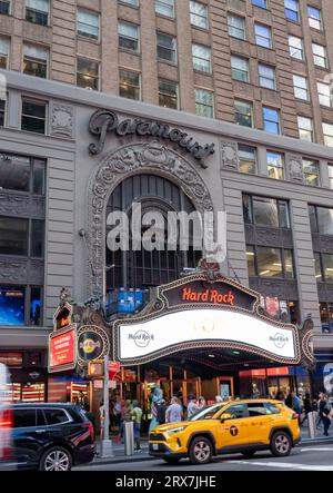 Hard Rock Cafe Facade, Times Square, NYC, États-Unis 2023 Banque D'Images