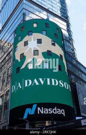 Vue ascendante du panneau d'affichage électronique du NASDAQ à Times Square, 2023, New York, États-Unis Banque D'Images