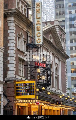 Publicité au théâtre Belasco avec « How to Dance in Ohio », New York City, États-Unis 2023 Banque D'Images