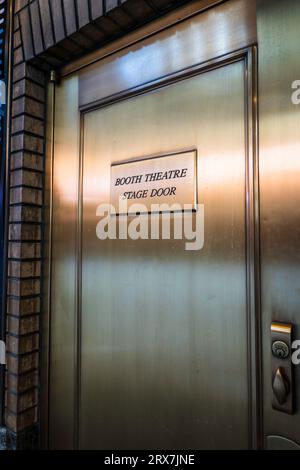 Le panneau en laiton sur la porte de scène du Booth Theatre, Times Square, New York City, 2023, États-Unis Banque D'Images