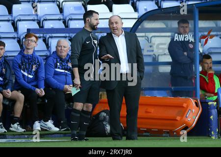 Birkenhead, Royaume-Uni. 23 septembre 2023. John Coleman, le directeur d'Accrington Stanley (à droite) a parlé avec le 4e mari officiel Christopher. EFL Skybet football League Two Match, Tranmere Rovers contre Accrington Stanley à Prenton Park, Birkenhead, Wirral le samedi 23 septembre 2023. Cette image ne peut être utilisée qu'à des fins éditoriales. Usage éditorial uniquement, .pic par Chris Stading/ crédit : Andrew Orchard photographie sportive/Alamy Live News Banque D'Images