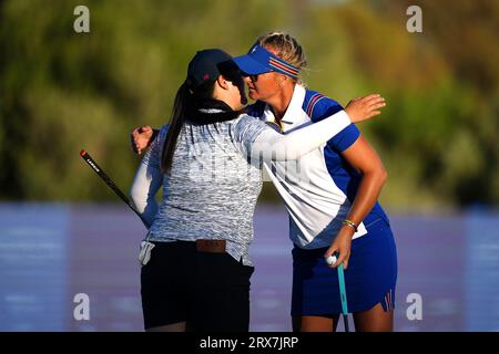 L'américain Angel Yin (à gauche) célèbre sa victoire sur le 18e vert contre l'européenne Anna Nordqvist lors de la deuxième journée de la Solheim Cup 2023 à Finca Cortesin, Malaga. Date de la photo : Samedi 23 septembre 2023. Banque D'Images