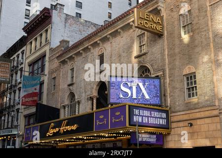 « Six » Marquee au Lena Horne Theatre (anciennement Brooks Atkinson) à Times Square, New York, États-Unis, 2023 Banque D'Images