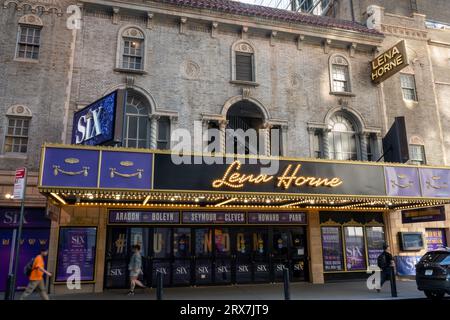 « Six » Marquee au Lena Horne Theatre (anciennement Brooks Atkinson) à Times Square, New York, États-Unis, 2023 Banque D'Images