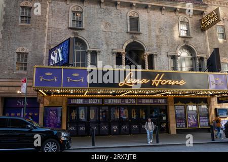 « Six » Marquee au Lena Horne Theatre (anciennement Brooks Atkinson) à Times Square, New York, États-Unis, 2023 Banque D'Images