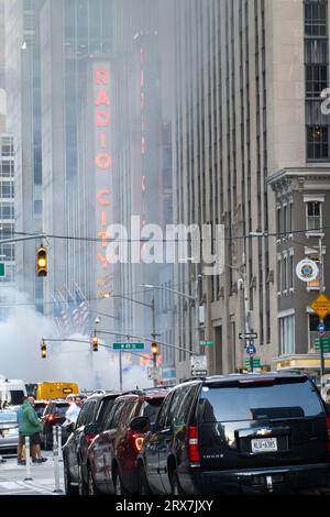 La circulation s'arrête lorsqu'un incendie s'est déclaré dans Midtown Manhattan, 21, septembre 2023, New York City, USA Banque D'Images