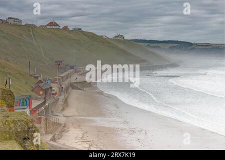 Whitby, Angleterre, 9, août, 2023.The Picture shows, Une vue vers le nord le long de Whitby Seafornt prise depuis le parking du théâtre à West Cliff, tôt le matin Banque D'Images