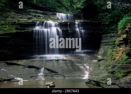 Tombe sur Buttermilk Creek, Buttermilk Falls State Park, New York Banque D'Images