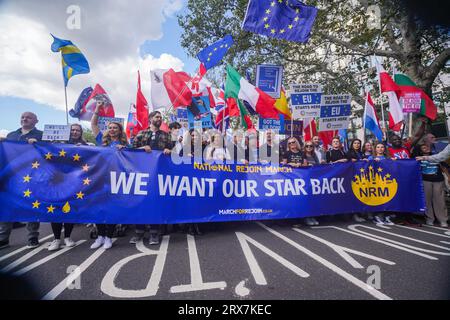 Londres Royaume-Uni. 23 septembre 2023 .la militante anti-Brexit Gina Miller et l'eurodéputé belge Guy Verhofstadt prennent part à un rassemblement appelant le Royaume-Uni à rejoindre l'UE lors d'une marche.Credit amer Ghazzal/Alamy Live News Banque D'Images