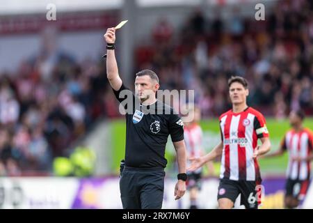 Londres, Angleterre, le 23 septembre 2023. L'arbitre Michael Oliver montre un carton jaune lors du match de Premier League entre Brentford et Everton au Gtech Community Stadium, Londres, Angleterre, le 23 septembre 2023. Photo de Grant Winter. Usage éditorial uniquement, licence requise pour un usage commercial. Aucune utilisation dans les Paris, les jeux ou les publications d'un seul club/ligue/joueur. Crédit : UK Sports pics Ltd/Alamy Live News Banque D'Images