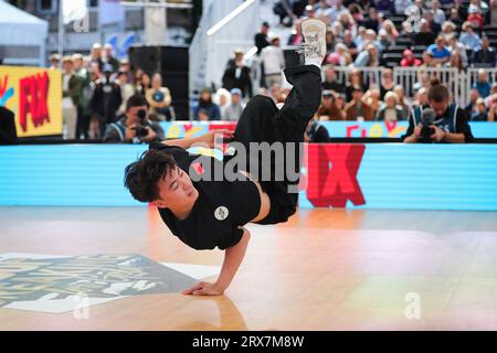 Leuven, Belgique. 23 septembre 2023. QI Xiangyu de Chine concourt au Championnat du monde de breaking WDSF 2023 à Leuven, Belgique, le 23 septembre 2023. Crédit : Zheng Huansong/Xinhua/Alamy Live News Banque D'Images