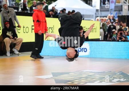 Leuven, Belgique. 23 septembre 2023. QI Xiangyu de Chine concourt au Championnat du monde de breaking WDSF 2023 à Leuven, Belgique, le 23 septembre 2023. Crédit : Zheng Huansong/Xinhua/Alamy Live News Banque D'Images