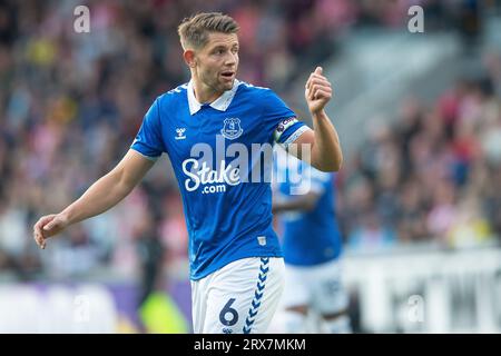 Londres, Royaume-Uni. 23 septembre 2023 ; Gtech Community Stadium, Brentford, Londres, Angleterre; premier League football, Brentford contre Everton ; James Tarkowski d'Everton Credit : action plus Sports Images/Alamy Live News Banque D'Images