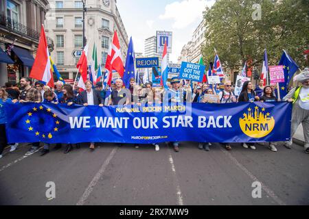 Londres, Royaume-Uni. 23 septembre 2023. La marche nationale de retour dans le centre de Londres proteste contre le Brexit. Les Remainers, ceux qui soutiennent la réintégration dans l'UE, se réunissent à Londres pour marcher de Hyde Park via Pall Mall jusqu'à Parliament Square pour un rassemblement où Terry Reintke, AC Grayling, Femi Ouwole, Steve Bray, Richard Corbett et Gina Miller et d'autres ont pris la parole. Crédit : Peter Hogan/Alamy Live News Banque D'Images