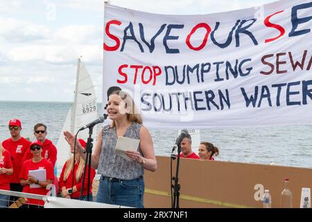 Cat Hobbs, le fondateur de We Own IT, s'exprimant lors d'une manifestation de SOS Whitstable sur les rejets d'eaux usées dans la mer par Southern Water. Banque D'Images