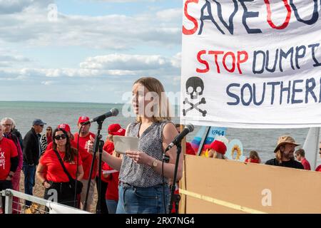 Cat Hobbs, le fondateur de We Own IT, s'exprimant lors d'une manifestation de SOS Whitstable sur les rejets d'eaux usées dans la mer par Southern Water. Banque D'Images