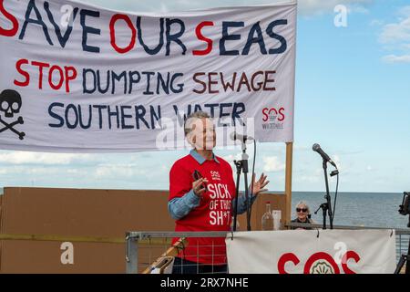 Green Party Jenny Jones s'exprimant lors de la manifestation SOS Whitstable sur les rejets d'eaux usées dans la mer en 2023. Banque D'Images