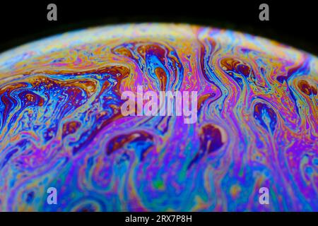 Vue en gros plan bulle de savon similaire coloré, planète fantastique Banque D'Images
